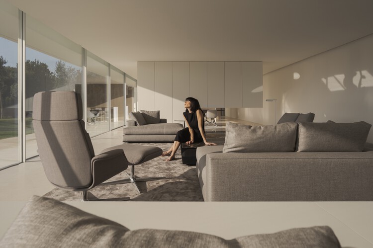 Вилла 95 Sotogrande / Fran Silvestre Arquitectos - Интерьерная фотография, гостиная, диван, стул