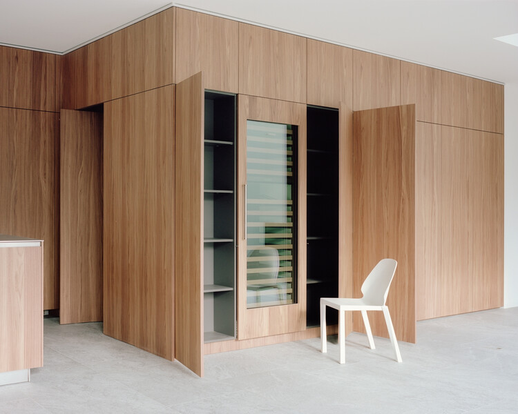 Lih Residence / Atelier Rampazzi - Интерьерная фотография, шкаф, дерево, освещение, стекло