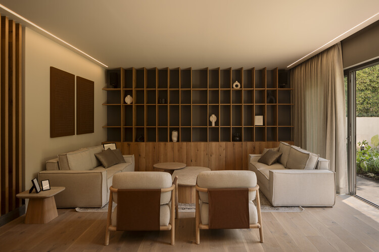 Ataraxia House / Mem Arquitectos - Интерьерная фотография, древесина, диван, стол, освещение, стул, стеллажи