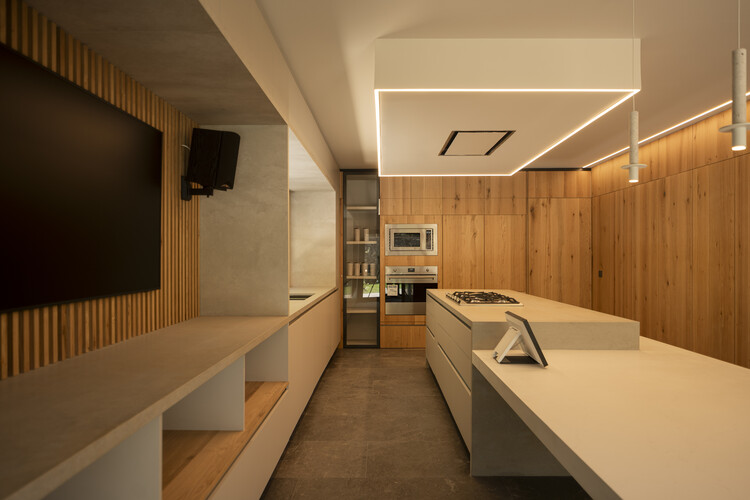 Ataraxia House / Mem Arquitectos - Интерьерная фотография, кухня, дерево, освещение, столешница