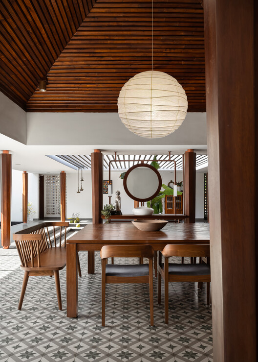 Дом Quad / Thomas Parambil Architects - Интерьерная фотография, столовая, дерево, стол, стул