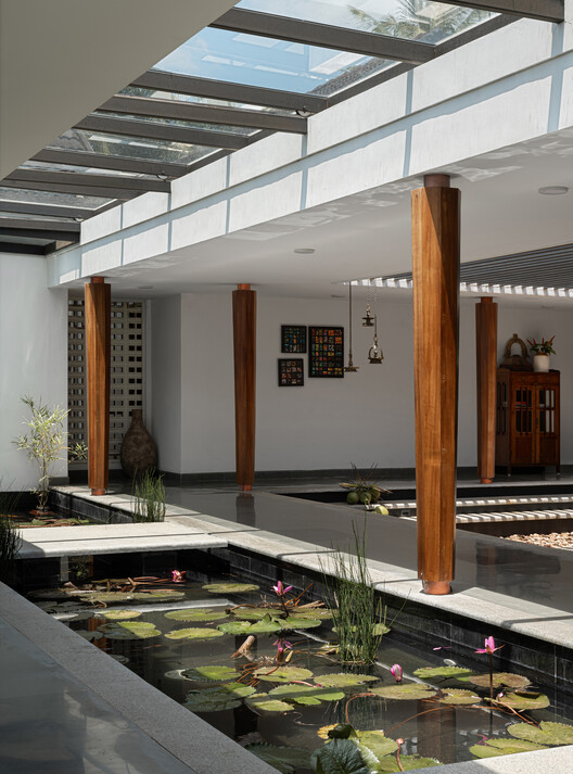 Дом Quad / Thomas Parambil Architects - Interior Photography, Glass, Beam, двор