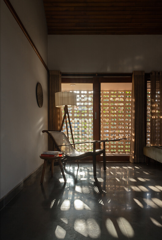 Дом Quad / Thomas Parambil Architects - Интерьерная фотография, дерево, освещение
