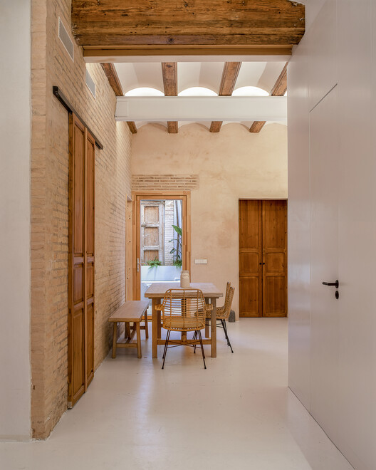 Апартаменты в Лос -Анджелесе / Homu Arquitectos - Интерьерная фотография, столовая, дерево, дверь, стул, луч
