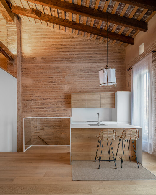 Лос -Анджелесские квартиры / Homu Arquitectos - Интерьерная фотография, кухня, дерево, стул