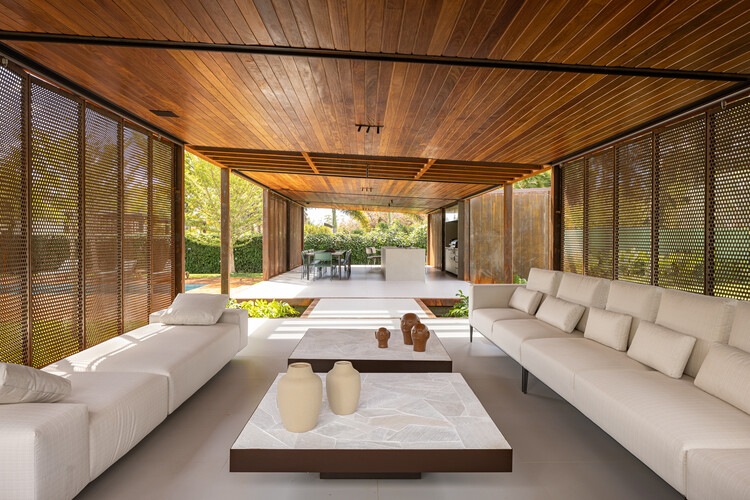 Pavilhão Varanda House / Arqbr Arquitetura e Urbunismo - Интерьерная фотография, гостиная, патио, стул