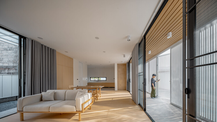 Резиденция Phimai / Studio Bewell - Интерьерная фотография, гостиная, дерево, стекло