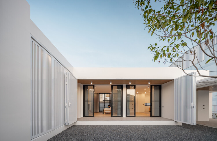 Резиденция Phimai / Studio Bewell - Внешняя фотография, двор
