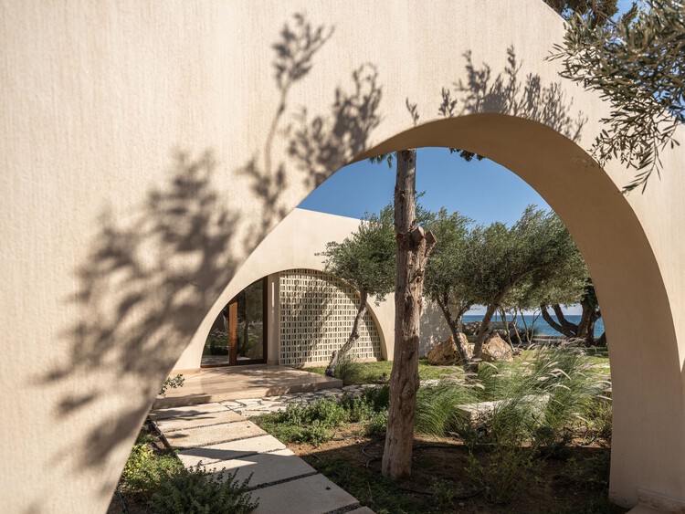 Echo of the Sea Holiday Home / Entopos Architects - изображение 3 из 24