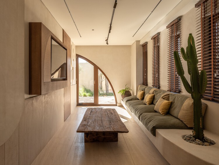 Echo of the Sea Holiday Home / Entopos Architects - Интерьерная фотография, гостиная, дерево