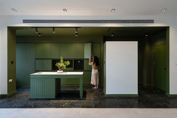 Mian Residential Project / Pi Architects - Интерьерная фотография, кухня, дерево, освещение, стекло, стул