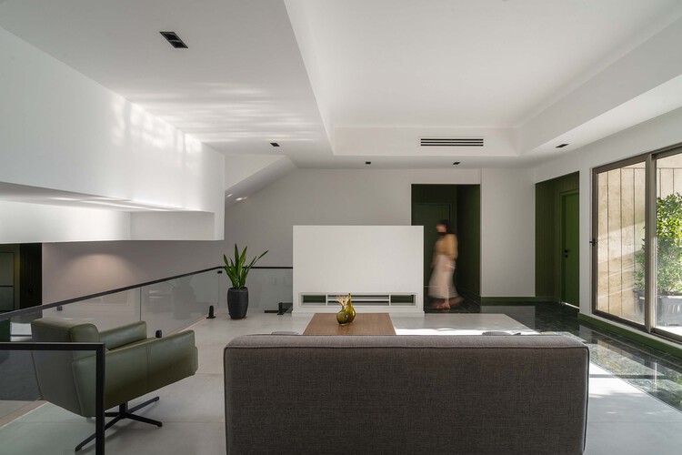 Mian Residential Project / Pi Architects - Интерьерная фотография, диван, освещение, стол, стул