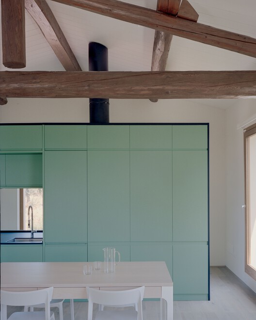 Fienile N Restoration / Fontego Architettura - Интерьерная фотография, кухня, дерево, дверь, стекло, стул