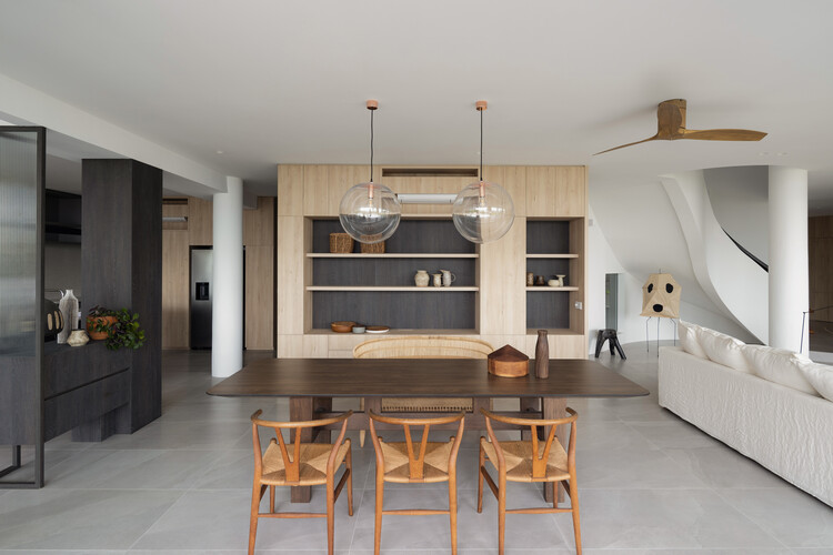Дом квартиры DP / Tristan & Ju - Интерьерная фотография, кухня, дерево, освещение, стол, стул, стекло