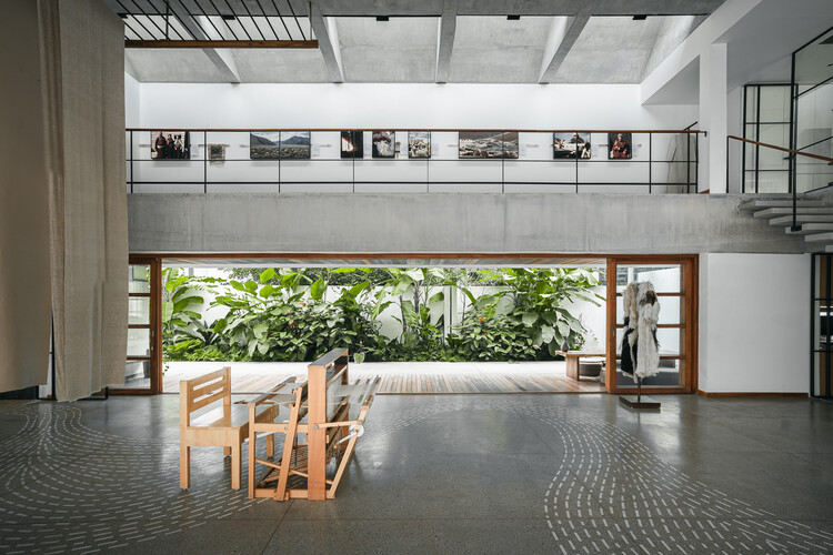 Ame Studio / Betweenspaces - Интерьерная фотография, кухня, дерево, лестница