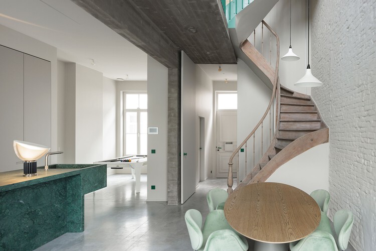Дом WBVD / Basil Architecture - Интерьерная фотография, кухня, дерево, освещение, стул