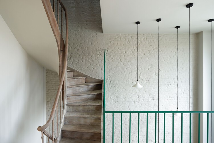 Дом WBVD / Basil Architecture - Интерьерная фотография, лестница, дерево, освещение, поручни