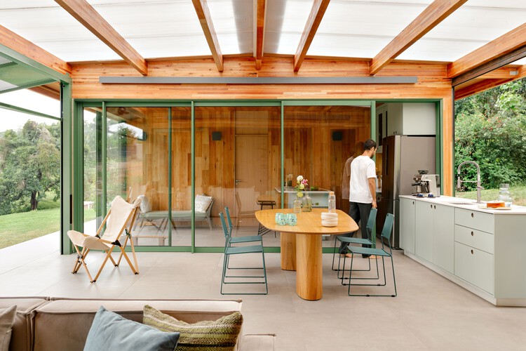 Piedade House / Nitsche Arquitetos - Интерьерная фотография, кухня, дерево, стол, стул, патио