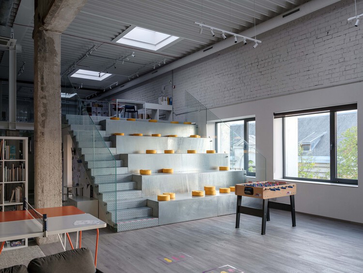 Школа Herojus / Архитектурное бюро G.Natkevicius & Partners - Интерьерная фотография, дерево, освещение, стеллажи, стул
