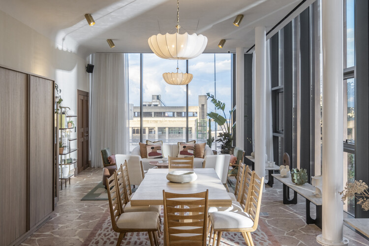 Beihouse / Dagher Hanna & Partners - Интерьерная фотография, столовая, дерево, стол, стул, освещение