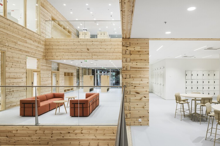 Монио средняя школа и культурный центр / AOR Architects - Внутренняя фотография, древесина, стекло