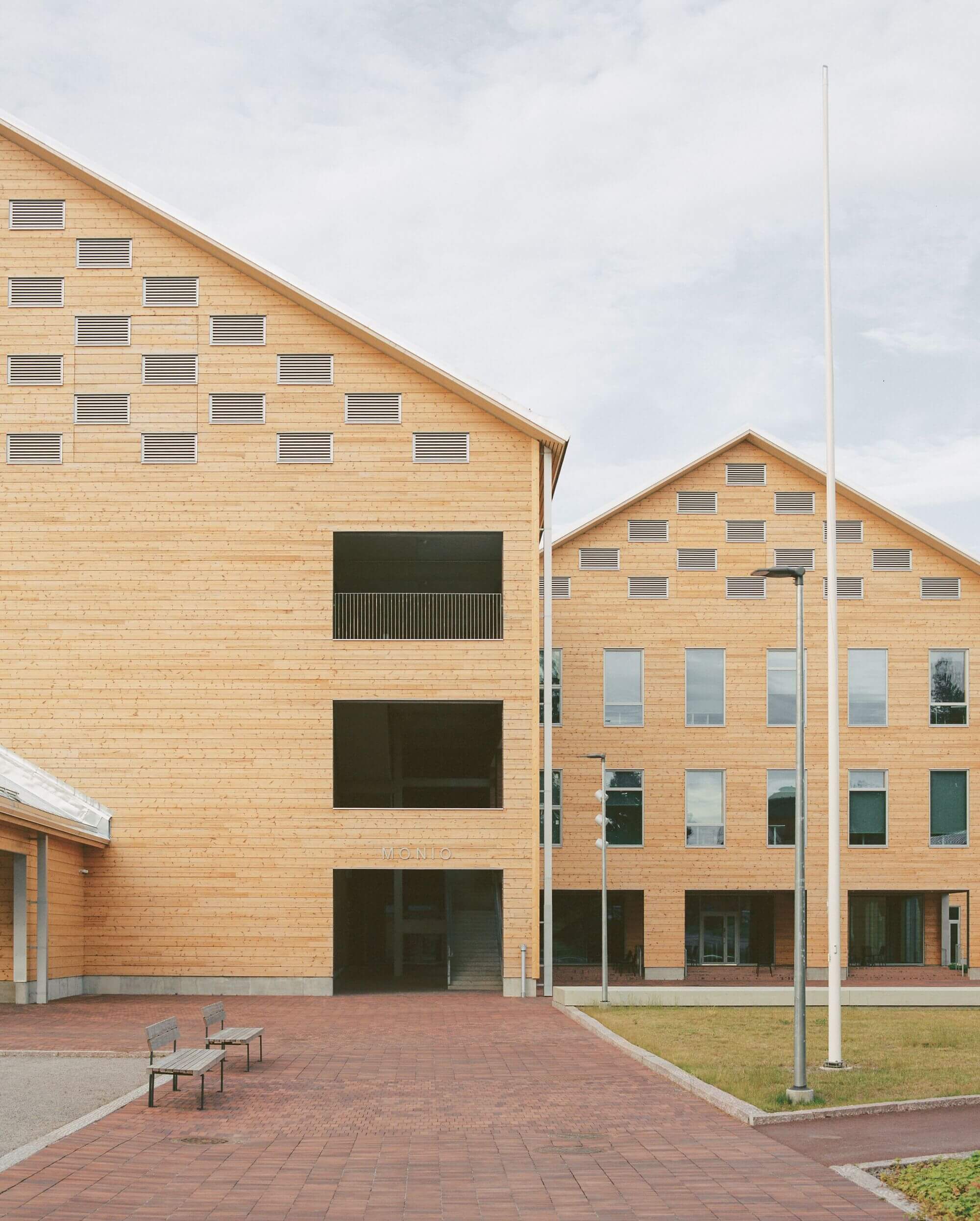 Средняя школа и культурный центр Monio / AOR Architects