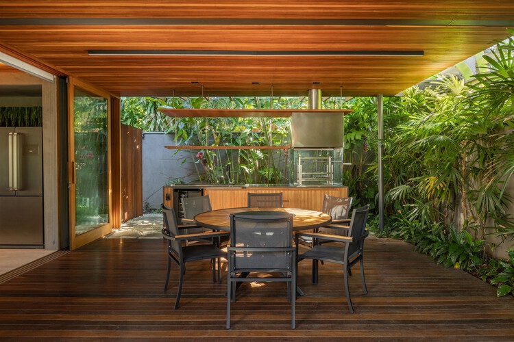 Резиденция MMB / Pitta arquitetura - Интерьерная фотография, столовая, дерево, стул, патио, луч, палуба