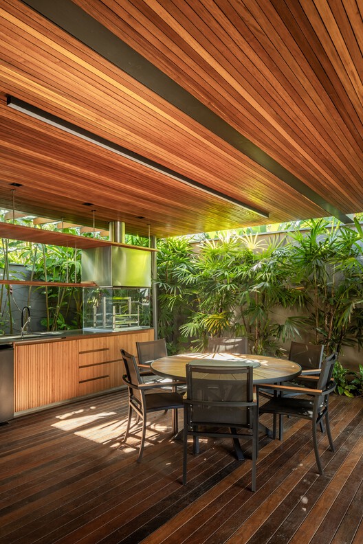 Резиденция MMB / Pitta arquitetura - Интерьерная фотография, древесина, луч, стул, патио