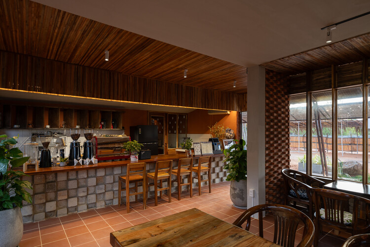 Dragonfly Retreat & Cafe / Country House. Архитектура - интерьерная фотография, столовая, дерево, стул