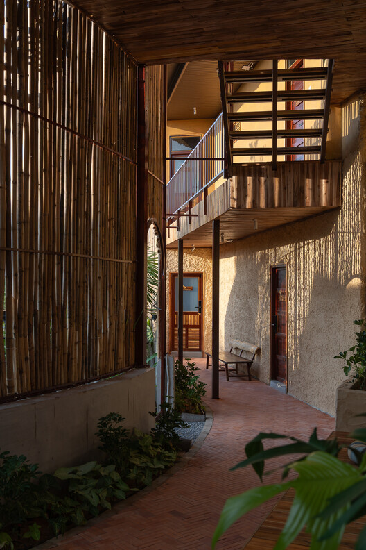 Dragonfly Retreat & Cafe / Country House. Архитектура - Интерьерная фотография, дерево, балкон