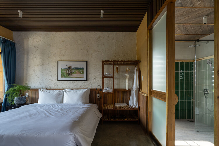 Dragonfly Retreat & Cafe / Country House. Архитектура - Интерьерная фотография, спальня, дерево, стул