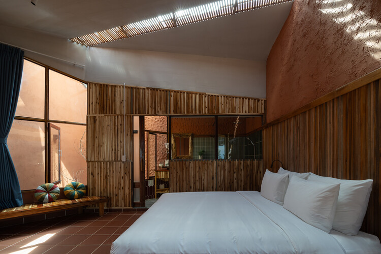 Dragonfly Retreat & Cafe / Country House. Архитектура - Интерьерная фотография, спальня, дерево
