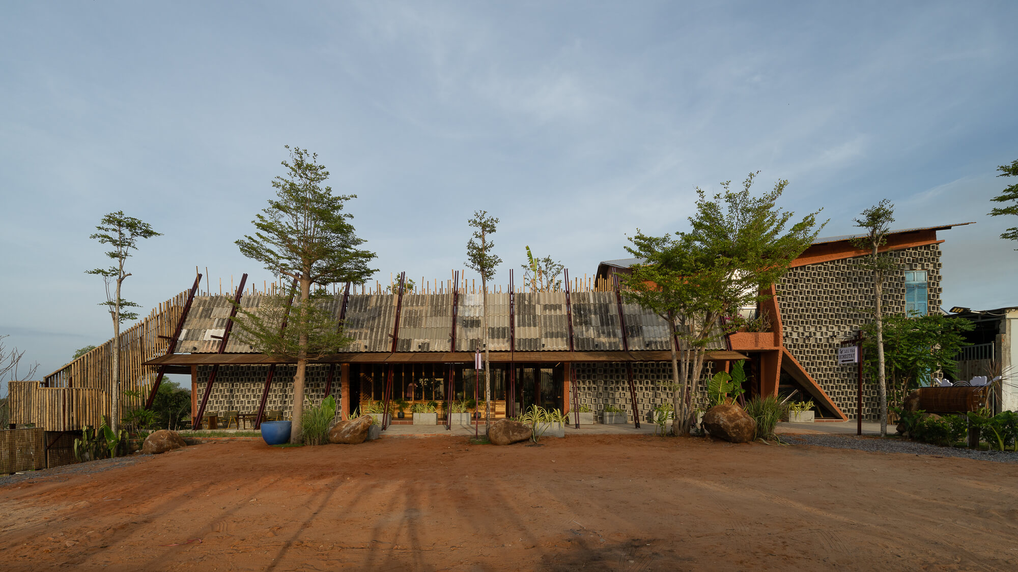 Dragonfly Retreat & Cafe / Country House. Архитектура