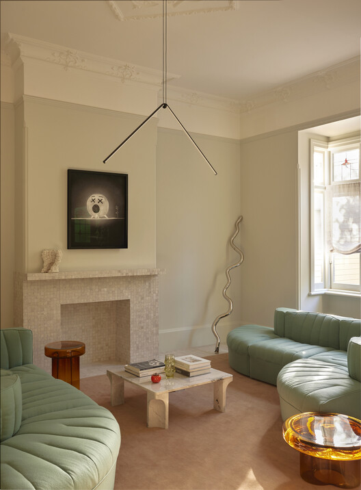 Malvern House / Studio Ceravolo - Интерьерная фотография, гостиная, дерево, освещение, стул