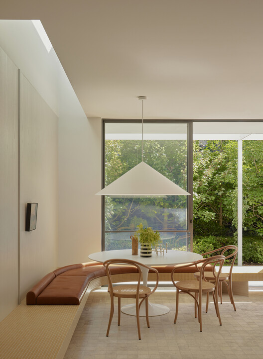 Malvern House / Studio Ceravolo - Интерьерная фотография, столовая, дерево, стол, освещение, стул, стекло