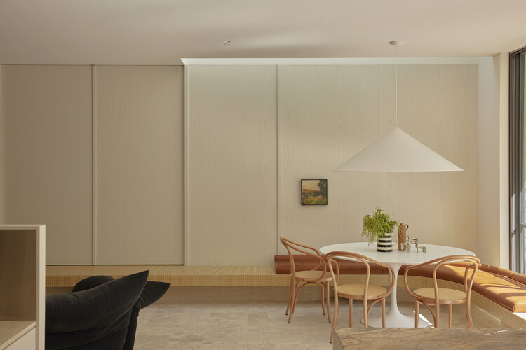 Malvern House / Studio Ceravolo - Интерьерная фотография, столовая, дерево, освещение, кресло