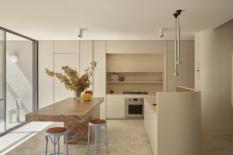 Malvern House / Studio Ceravolo - Интерьерная фотография, кухня, дерево, столешница, освещение, стол, стул