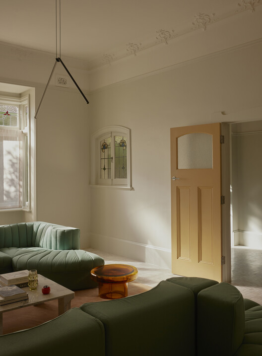 Malvern House / Studio Ceravolo - Интерьерная фотография, гостиная, дерево, освещение, стул