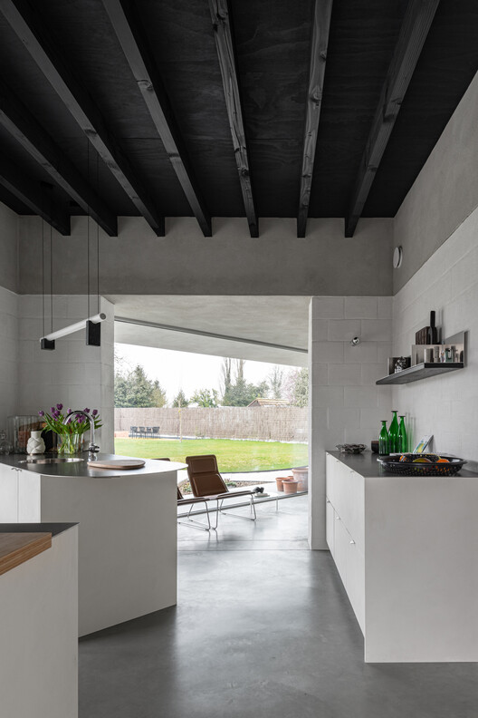 45 ° Grid House / Abjekt Architecten - Интерьерная фотография, кухня, бетон, луч