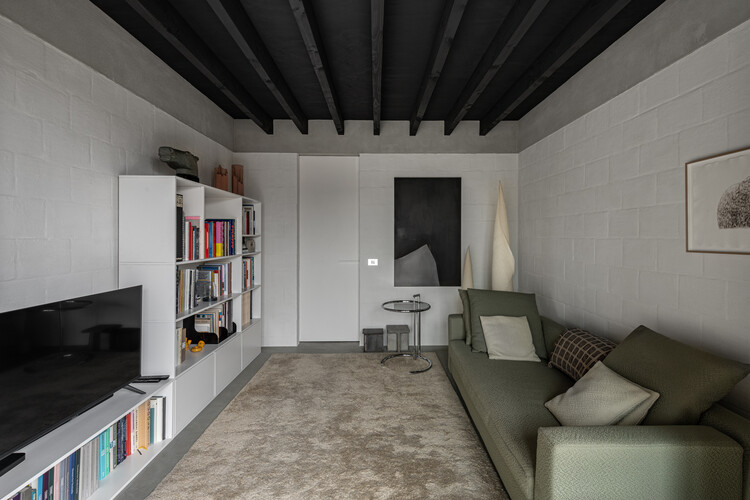 45 ° Grid House / Abjekt Architecten - Интерьерная фотография, гостиная, освещение, диван, стул