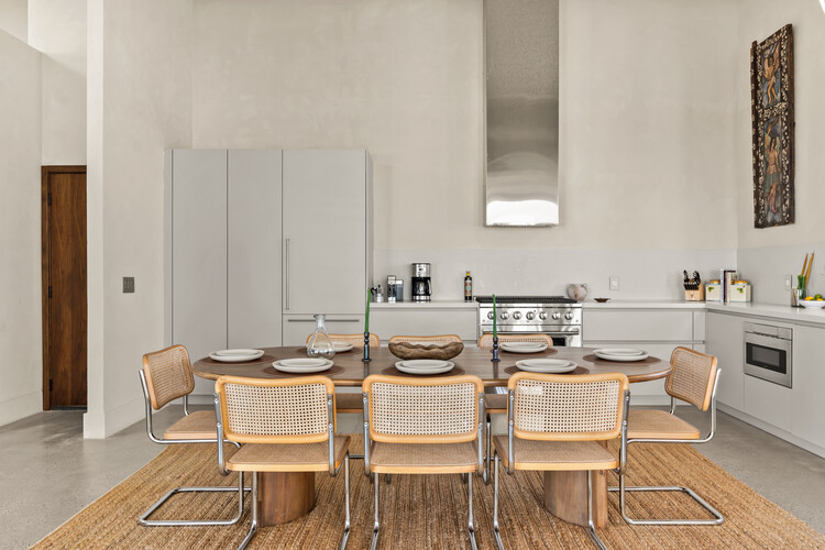 Casa Azzurra / Studio ADM - Интерьерная фотография, гостиная, дерево, стол, стул, кухня, освещение, столешница