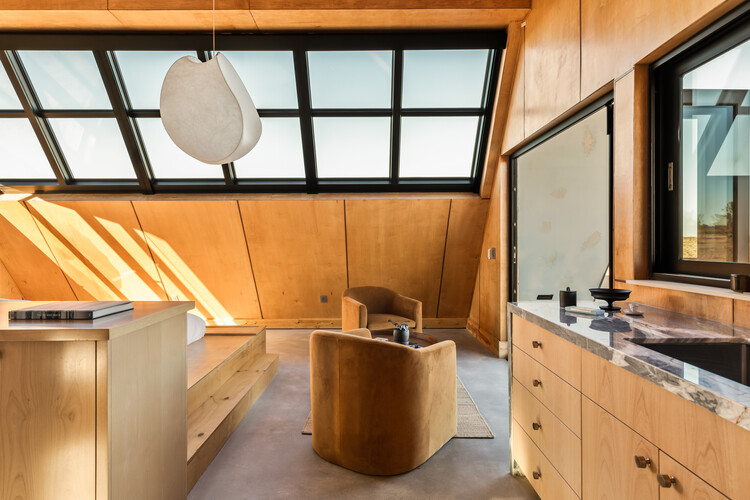 Casa Azzurra / Studio ADM - Интерьерная фотография, кухня, дерево, стул