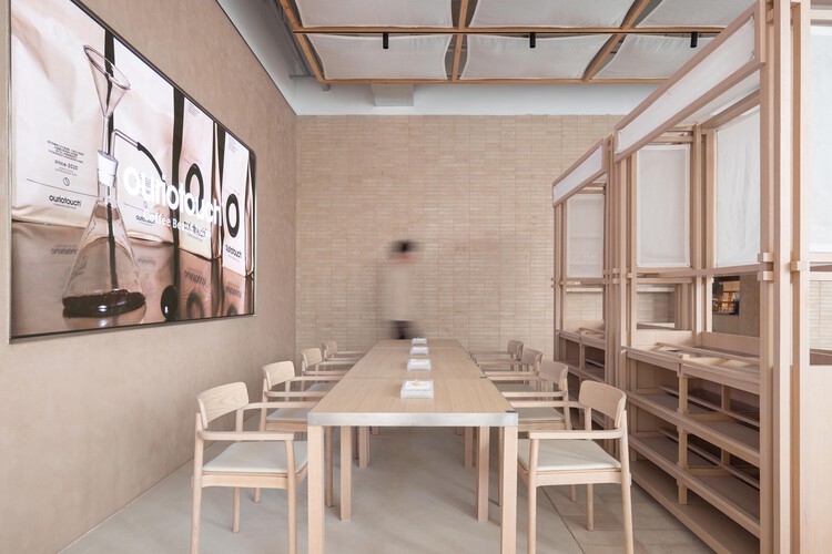 Desio Coffee / NDB Design - Интерьерная фотография, столовая, дерево, стол, стул