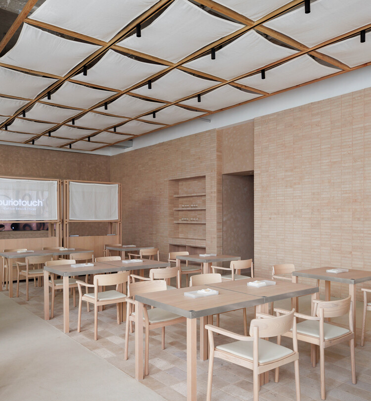 Desio Coffee / NDB Design - Интерьерная фотография, столовая, дерево, стул