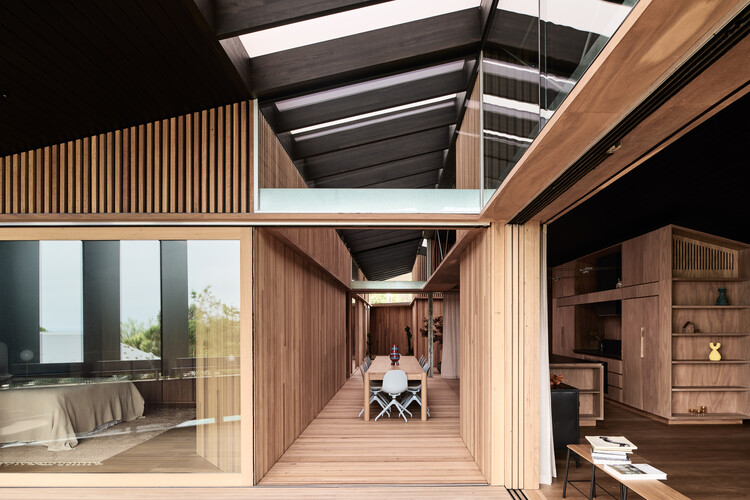 Kross House / Figr Architecture & Design - Интерьерная фотография, дерево, луч