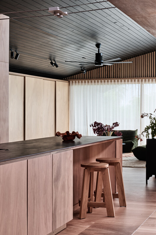 Kross House / Figr Architecture & Design - Интерьерная фотография, кухня, дерево, столешница