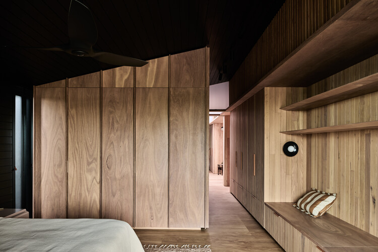 Kross House / Figr Architecture & Design - Интерьерная фотография, спальня, дерево