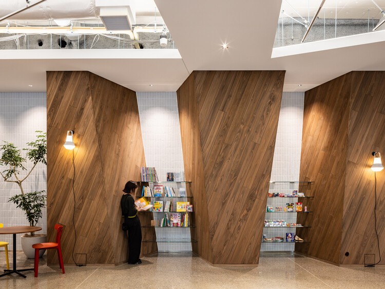 Morinaga Shibaura Building / Takeka Corporation - Интерьерная фотография, дерево, освещение, стекло