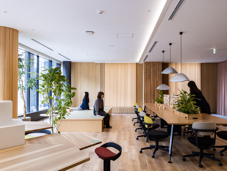 Morinaga Shibaura Building / Takeka Corporation - Интерьерная фотография, столовая, дерево, стул, стол