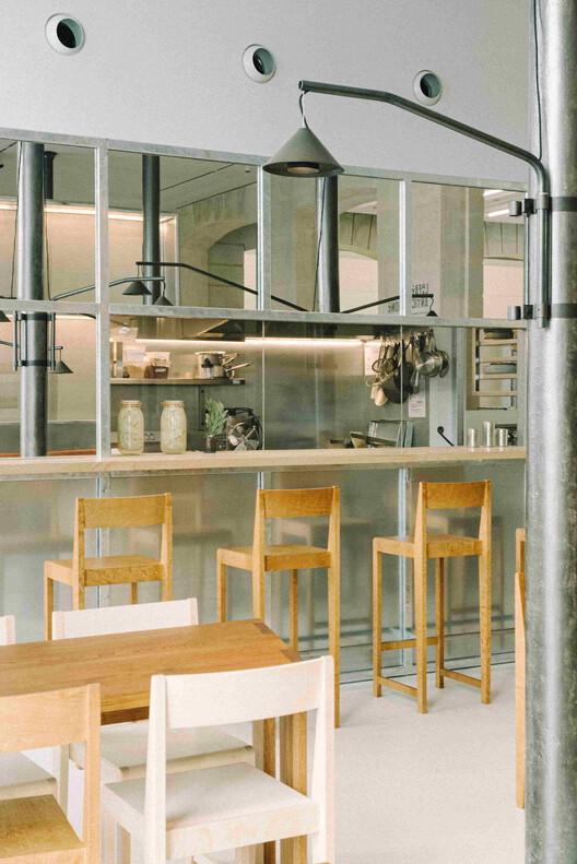 Lafayette ожидания x Café Mater / ūti Architectes - Интерьерная фотография, дерево, освещение, стекло, стул